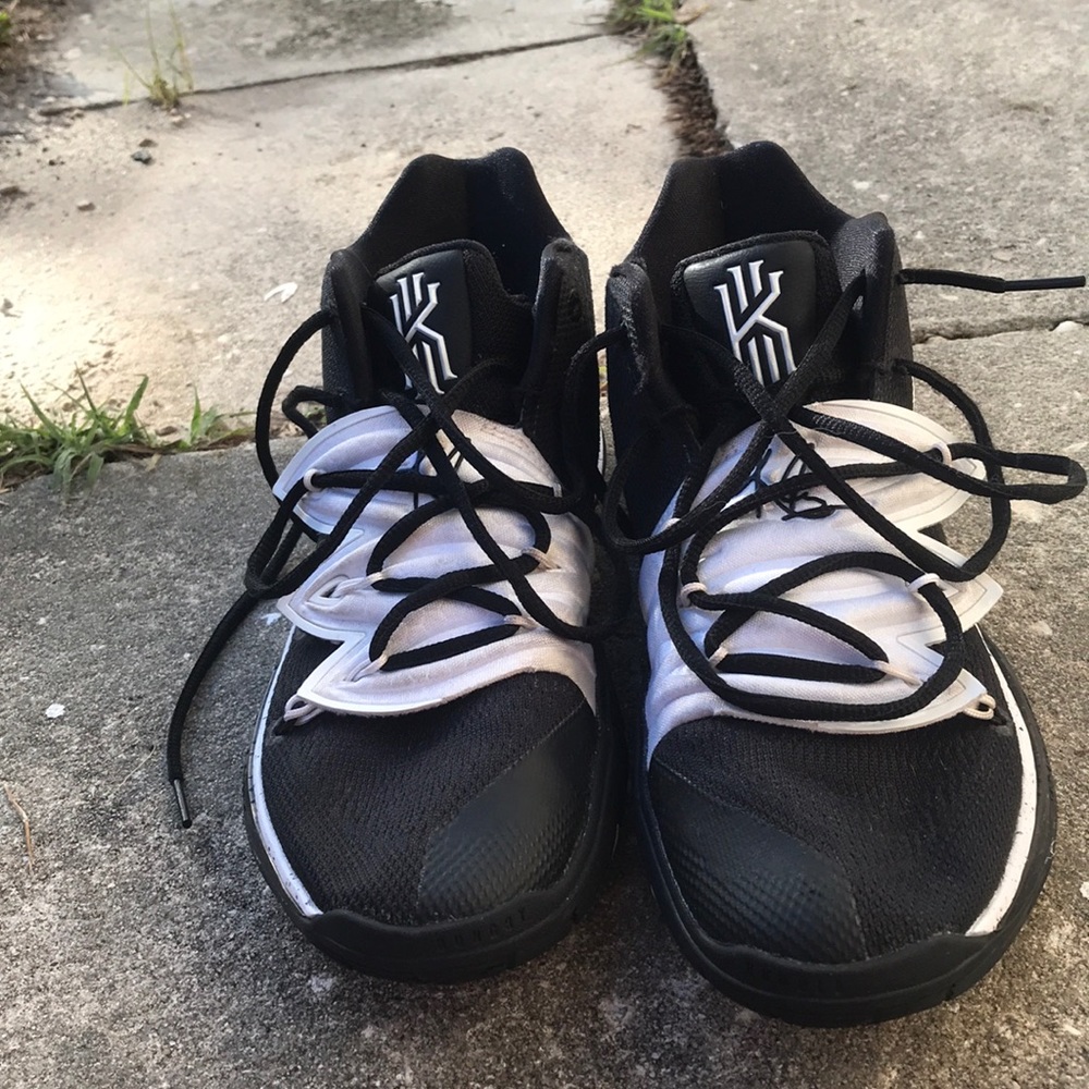 Size 7.5 men’s / 9 womens Kyrie basketball shoes